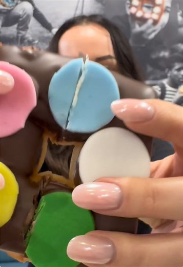 OROSHÁZA vasárnap találkozunk 7:30tól a Városi Piacon a készlet erejéig! Én időbe jönnék a helyetekbe!😉🎉 Szegeden az üzletünkben egész hétvégén elérhetőek tematikus fánkjaink!🥰 #szeged #theboxdonutszeged #orosháza #donut #fyp