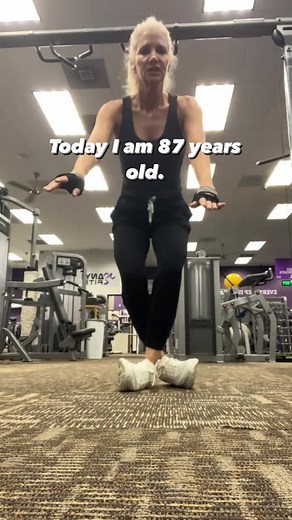 You guys know Im really 59! But every day I plan for who I’ll be at 87. I use a professional fitness program that keeps me foxy now, but also ensures I’m aging with agility, strength and balance so I can be independent and not a burden on my kids when I’m really old! You can check out the program I live by and teach if you want to learn more. Im starting a new program for midlife women on Monday, hop on in! Karen oh, PS, youll lose weight hope you dont mind😜 #boomermom#fitnessover50#healthover5