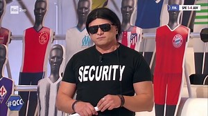 191K views · 2.3K reactions |  Le unità di misura dell'Agente Mormora per garantire la sicurezza: "Manteniamo le distanze di un mese - un mese e mezzo" 廊 #QCC torna mercoledì 6 gennaio alle 14.00 su #Rai2 e #RaiPlay! | Quelli Che | Facebook