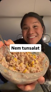 Af hvad for en fisk? 👅 Ca 150kcal | 25g protein Mad gør glad. Og det behøver ik være kompliceret for at være lækkert, nemt og resultatorienteriet — særligt i en travl hverdag 🥰 DOBBELT PORTION: 2 dåser tun i vand 1 spsk creme fraiche 5% eller skyr 1 spsk mayo light Majs, rødløg, pickles, citron Salt og peber Jeg elsker ovenpå en ristet rubber 🤤 Følg @katrine_soon for flere nemme proteinrige opskrifter 💌 | Katrine Soon Rask