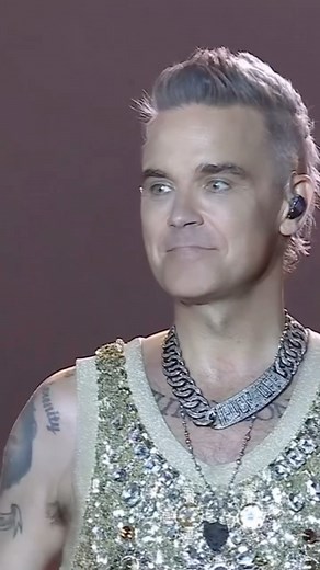 Robbie Williams fan page on Instagram: "Robbie’s wishes to his daughter Coco 🥰 He is a super daddy ❤️ Bucharest August 19, 2023 #robbiewilliams #takethat Credit: @aydafieldwilliams 🫶🏻"