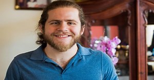 Interview with Lebanese activist Nizar Hassan: Beirut's ruling elite may be down, but they are not yet out | Qantara.de