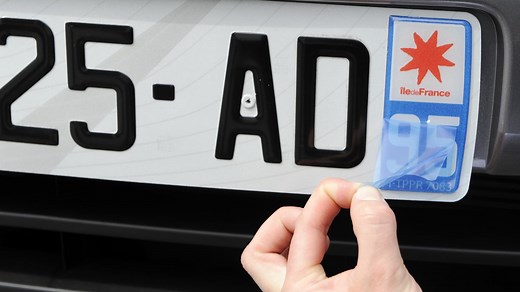 Les stickers pour les plaques d’immatriculation sont bien interdits