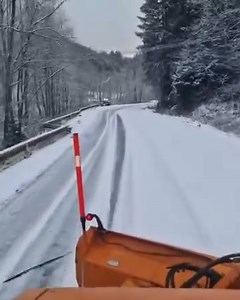 1.6K views · 41 reactions | Atenție la drum❗️A venit zăpada❗️ Intervenție a drumarilor în județ: ➡️pe DN 66A Lupeni - Câmpu lui Neag ➡️pe DN 66 Petroșani - Bănița | Stirile Antena 3 DEVA | Facebook