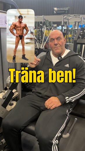 Onlinecoach | Martin Kjellstrom on Instagram: "BENPASS 🦵😅 En del tränar bara överkropp och skippar benen helt, och resultatet blir… ja, ungefär som mannen på bilden. Stor upptill, smala ben nertill och en fysik som skriker att något saknas. För mig är det exakt därför ben inte går att hoppa över om man vill bygga en stark och balanserad kropp. Att träna ben ger mer kraft i hela kroppen, bättre hållning och mer stabilitet i allt jag gör. Starkare ben gör att andra lyft känns lättare, minskar ri