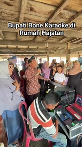 Bupati Bone H. Andi Asman Sulaiman asyik karaoke bersama ibu ibu di salah satu rumah hajatan penganting di Desa Usa, #bupatibone #andiasmansulaiman #karaoke #rumahhajatan #penganting #desausa #bone #sulsel | An Ju