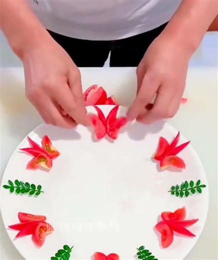 Watch This Tomato Transform Into a Butterfly Right Before Your Eyes – So Beautiful You Won’t Want to
