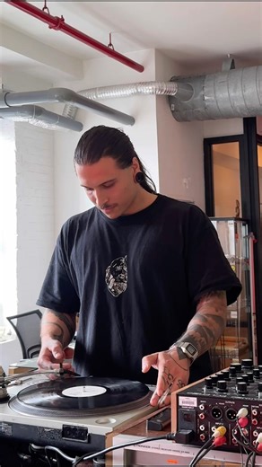 This is how we become vinyl DJs beatmatching at The Vinyl Workshop! Less screens and more records.