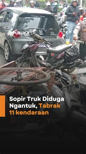 Kecelakaan beruntun melibatkan 11 kendaraan terjadi di Jalan Soekarno Hatta-Leuwipanjang, Kota Bandung, pada Rabu (29/7/2026). Berdasarkan informasi awal kepolisian, sopir truk pengangkut gas diduga mengantuk hingga kendaraan oleng, menyerempet sejumlah kendaraan, lalu menabrak seorang pesepeda perempuan. Insiden tersebut mengakibatkan satu pesepeda perempuan meninggal dunia di lokasi, sementara satu korban lainnya mengalami luka dan dirawat di RS Bandung Kiwari. Polisi telah mengamankan sopir t
