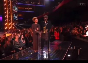 MUNDELE oyo pe azo luka visa ? Ye pe azo Sala djalelo pona Fally Ipupa ? Ye pe aza warrior ? Vous voyez comment certains congolais de mauvaise qualité nous ramènent en dessous de la planche du pied ? Quand c'est un français qui parle de Fally, c'est normal mais quand c'est un autre congolais qui reconnait les mérites de Fally Ohhhh ozo luka visa, ohhhhh tika djalelo, Ohhhh oza warrior...C'EST PATHÉTIQUE ! | Manix Iyenda