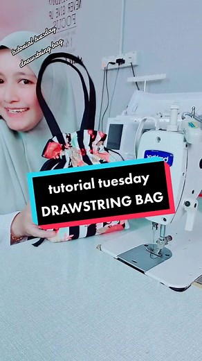 tutorial tuesday expressss. sorry vid laju, sbb vid akan jadi panjang kalau buat slow sbb byk step 😅 hope korang nampak bile dah tengok ulang2 vtt akak ni ye. slamat mencube korang! ukuran utk each part 1. body - 11inci x 24inci 2. handle - 2.5ini x 14inci (2pcs) 3. tali - 1.5inci x 32inci (2pcs) #tutorialtuesday #tutorialtuesdaybysoqacraft #sewingtutorial #drawstringbagdiy #drawstringbagtutorial #begjerut #sewingforyoupage #sewingforbeginners