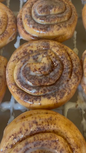 Cinnamon Rolls coming off glazer 😛🫓😛🫓😛🫓 | Savannah Donuts