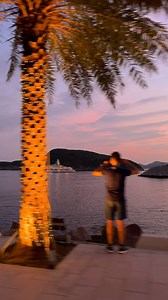 Ocean Front Luxury Resort . . . A place To witness Golden Sunset THE FULLERTON OCEAN PARK HOTEL HONG KONG As the first Fullerton hotel in Hong Kong and the first Fullerton resort worldwide, The Fullerton Ocean Park Hotel Hong Kong is a sustainability-minded, oceanfront luxury resort offering a relaxing and tranquil retreat for every kind of traveller. Each of the 425 well-appointed guest rooms enjoys panoramic ocean views overlooking the South China Sea. The resort also features 3 dining destina