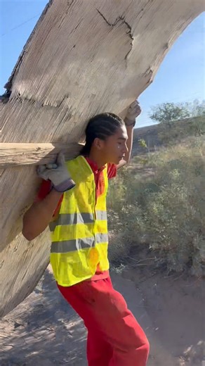 #makebullheadbetter WOW 😮 BEFORE & AFTER Look at the huge difference one hour makes! First Friday Clean Up is always a huge success. We couldn’t do it without the Mohave Accelerated Learning Center Key Club Kids & the Young Scholar’s Academy NJHS kids. As well as our board members Nicole Tracy & Kristi Foutz and our incredible community volunteer Connie 🎉 come join up for our next clean up Nov 7 at the corner of Sterling and Hwy 95 from 7:30-8:30 AM | Make Bullhead Better