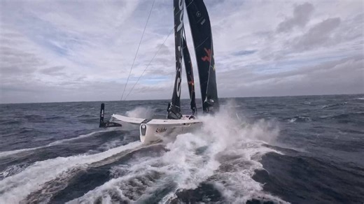 VIDÉO. Trophée Jules Verne. Sodebo Ultim 3 sort le drone et fend les vagues dans une mer très agitée