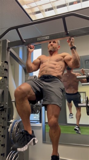 Adding some ice cubes to the tray🧊🧊 Short on time or just looking to get better? This is one of my favorite ways to slam the back and crush the abs quickly. Run 4 sets back to back with 2 min rest between. Full program in bio👌🏼 #backworkout #sixpack #strength #endurance #focused | PaulSklarxfit