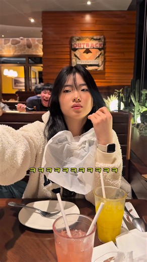 우동균 on Instagram: "12살 차이 사춘기 여동생 처음으로 아웃백 가다✅"