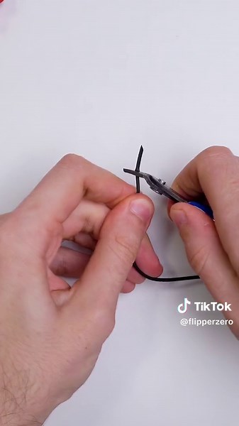 How to capture a radio signal with a piece of wire? You don’t need Flipper Zero 🐬 to do this. Static codes can be easily captured and decoded with a PC audio input. #gadget #hardware #flipperzero