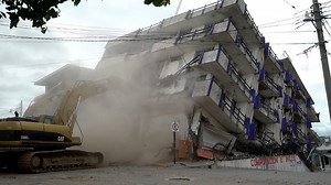 El momento de la demolición de un hotel destruido por el terremoto en Matías Romero, Oaxaca, México