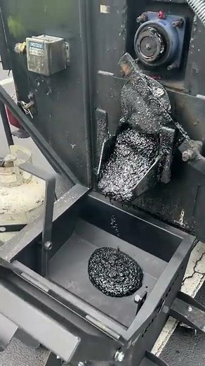 Adding Molten Mastic to 10Gallon Mastic Melter Applicator