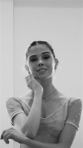 Companhia Nacional de Bailado on Instagram: "Uma antiga rivalidade entre duas poderosas famílias de Verona resulta em sangue derramado. Romeu Montequio e os seus amigos Benvólio e Mercúcio arriscam um novo conflito ao invadir um baile de máscaras dos Capuletos. O jovem Romeu apaixona-se instantaneamente por Julieta Capuleto, que está prestes a casar com o prometido conde Paris. E o resto, bem... já sabe como termina. Mais de uma década depois da última apresentação, Romeu e Julieta volta a subir