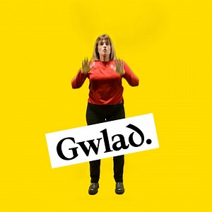 🌼 #PethauBychain ~ #15 Gwlad, Gwlad! 🏴󠁧󠁢󠁷󠁬󠁳󠁿 Ni yw gwlad y gân, wedi'r cwbl! Cana o dy galon. Pwyntiau bonws am ddysgu’r ail a thrydydd pennill. 🏴󠁧󠁢󠁷󠁬󠁳󠁿 Sing it solo or belt it out with friends. Guaranteed to get the hairs standing on the back of your neck. 🌼 www.wales.com/cy/pethaubychain #DyddGŵylDewi #PethauBychain #RandomActsofWelshness #StDavidsDay | Cymraeg