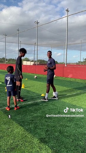 Most underrated coaching point! Scanning before receiving the ball🔥⚽️