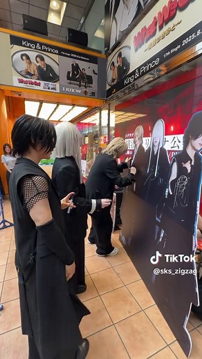 ⛩🎉本日リリース🎉⛩ アニメ『地獄先生ぬ〜べ〜』オープニングテーマ👹 💿8/20 Release 「P0WER-悪霊退散-」 ついにリリース🙏🐾 記念にタワーレコード渋谷店さんに訪問してきましたー✨✨ 初のアニメタイアップシングル🔥 ぜひ聞いて、見て 周りの家族・友人・学校・ご近所・職場… たくさん広めてください🤝 #SKSZIGZAG #P0WER悪霊退散 #ぬーべーアニメ #HellTeacher #WANWANWONDERLAND