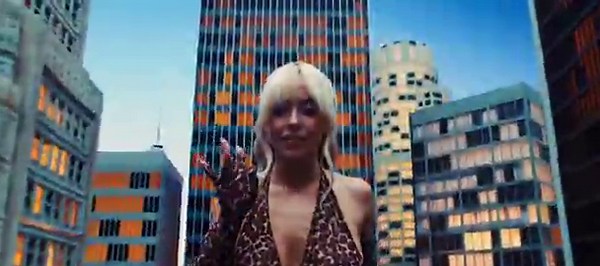 We love giantess Sydney Sweeney
