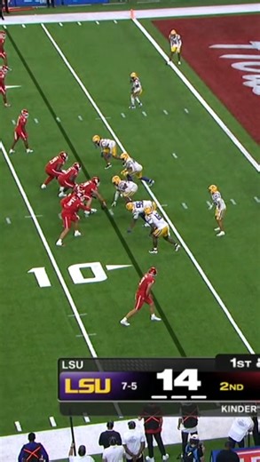 WHAT A SNAG TANNER KOZIOL 🤯 BIG TIME score from the @uhcougarfb big man as the Coogs take the lead before halftime in Houston. #Big12FB | 📺 ESPN | Big 12 Conference