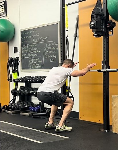 Squat to tiptoe stand