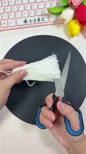 Wrap leftover yarn ends into cute monsters. #CreativeCraft #ParentChildCraft