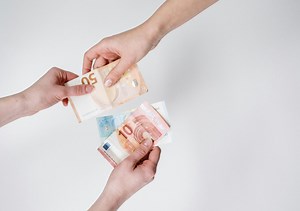 Στις 14:00 ανοίγει η πλατφόρμα για τις αιτήσεις για το επίδομα 100 ευρώ σε ιδιωτικούς υπαλλήλους