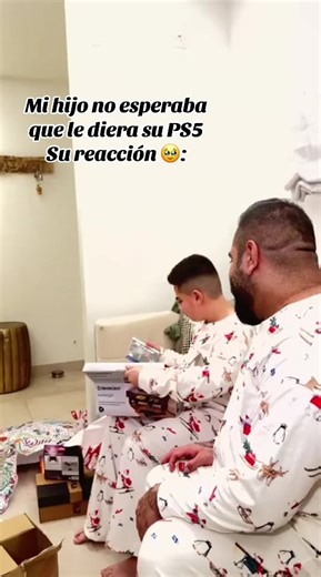 La alegría de un hijo al recibir su PS5