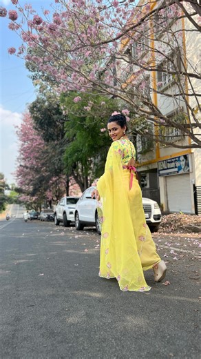 Amrutha Ramamoorthi | In love with this blouse😍 by @amyra_designer_studios Check This beautiful saree @ray_loom_of_silk_and_cotton . #trendingreels #trending... | Instagram