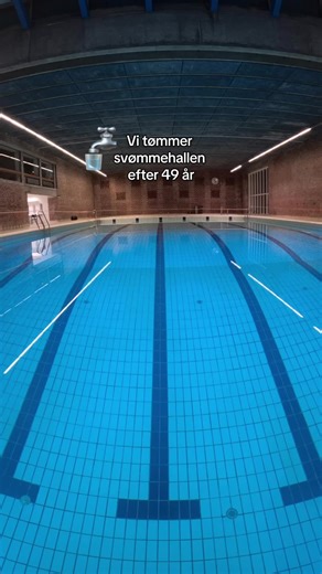 Det tog en lille uge at tømme svømmehallen for over 700.000 liter vand 🚿 Nu er håndværkerne sat ind, og det hele bliver brudt op og bygget om, så vi kan få en ny, lækker svømmehal 🏊‍♀️ #silkeborghøjskole #svømmehal