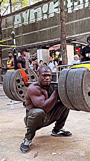 💪 Man Lifts Incredible Weight – Extreme Strength!