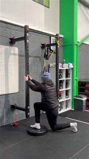 Rack Supported Low Box Curtsy Lunge