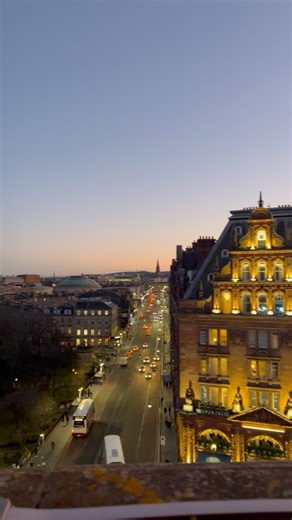 Winter sunsets… 💙 Edinburgh, Scotland If you’re visiting Edinburgh for photography, here are a few tips: Go early or late – the light is softer, and the streets are calmer. Rainy days often bring fewer crowds and a beautifully moody atmosphere. In winter, sunsets are around 3:45 pm - perfect for night photography and ghost tours 👀 Solo exploration is not only safe here, it’s often the most rewarding. The best trips to Edinburgh always have a touch of magic - and a castle view makes it unforget