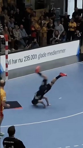 POV: You master the 🥷 roll 🤯 #handball #håndbold #ehfel #elm #jakobsen