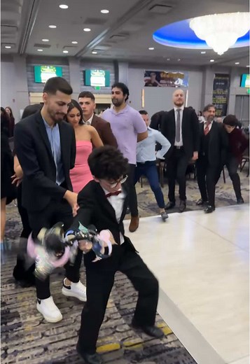 St. Odisho Chicago Assyrian Christmas Party 2025 pt.1 🔥🤍❤️💙 #assyrian #assyriantiktok #assyriandancing #chicago #fypシ #culture #assyria #viral #party #youth #bagiye