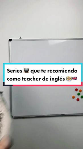 Hey you! Series que te recomiendo como teacher de inglés que te van a venir fenomenal para mejorar tu nivel de inglés. Ya sabes 20 min diarios de televisión en inglés con subtítulos en inglés hará que mejores tu nivel de inglés, aprendas vocabulario, practiques lectura reading y escuchar listening, ya verás como te sirve. Lo que me encuentro en mis alumnos de inglés es que lo que más les cuesta es los audios de los exámenes, y entenderte cuando les hablan, la mejor manera de practicar esto y gra