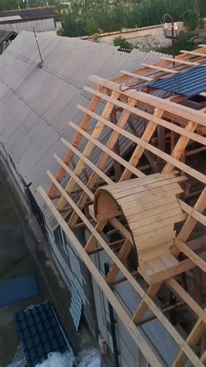 Leveling Up: The Secret to a Flawless Roof Curve #ConstructionTricks #Roofing #BuildingTechniques