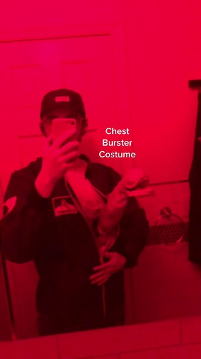 I don’t think going to space with such a good idea #halloween #alien #costume #diy #homemade #fyp