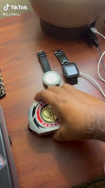 Only the bare essentials. ⚫️ #PowerRangers #ItsMorphinTime #MMPR #Mastodon #BlackRangers #Reebok #Hasbro #Bandai #LegacyCommunicator #LightningCollection #PowerMorphicon #PMC #powermorphicon2022 #getreadywithme #grwm @Walter Emanuel Jones