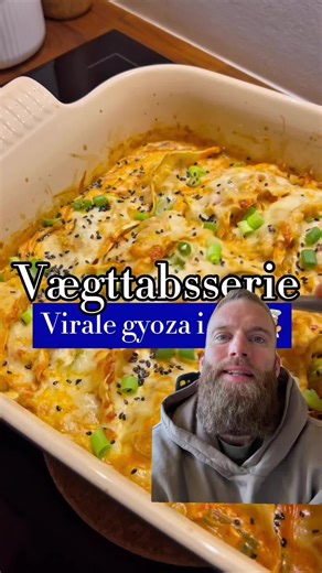 ✅ Følg @borkfitness for flere vægttabsvenlige opskrifter! Viral Gyoza i fad opskrift - Bork edition! Vi har sgu lige tager den opskrift og gjort bedre egnet til et vægttab Er du på udkig efter en lækker, nem & asiatisk inspireret opskrift, der stadig er fyldt med smag? Så skal du prøve denne virale Gyoza opskrift! Det er nok en af de nemmeste opskrifter jeg har lavet! Den tager 2 minutter at mix sammen, og så det 15-20 minutter i ovnen, hvor den passer sig selv! Du behøver ikke spise tør kylling