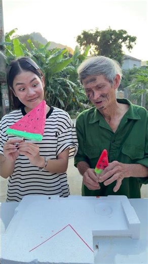 Ông nội đã chọn cây kem dưa hấu nhỏ và tặng cho cô gái một món quà bất ngờ to đùng. #shorts