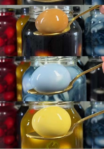 5 Dias de Ovos em Conserva | Parte 5: Repolho Roxo 24 ovos cozidos e descascados Salmoura: * 800 ml água * 550 ml água do cozimento do repolho * 28 g sal * 35 g açúcar * ⁠1 colher de chá de bicarbonato de sódio Restante dos ingredientes: * ½ repolho roxo médio fatiado (300 a 350 g) * 1 cebola fatiada Obs: se quiser que a sua conserva dure mais dias você pode substituir 300g de água por vinagre, a coloração vai mudar, mas a validade aumenta. Sabe o que mais entrega muita qualidade? Os looks do @m