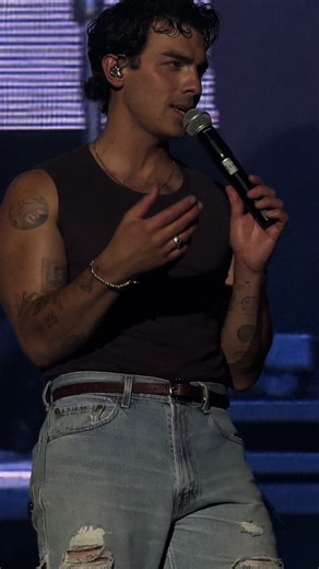 Joe Jonas Toothbrush growl — Burning Up concert clip