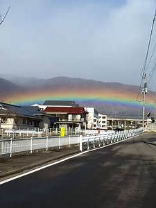 なんか不自然な🌈やな。恐らく、何か撒いたんやろな🙄